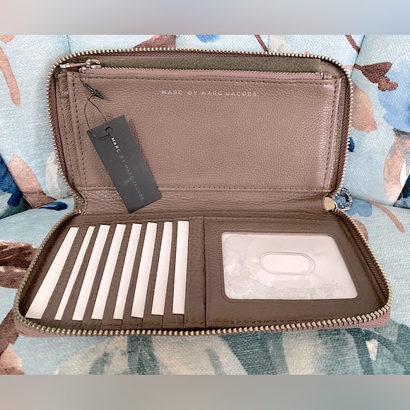 NWT Marc by Marc Jacobs Tan Leather Zippy Wallet - Picture 12 of 16